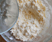 3、蓝莓Galette ,把冰水倒在中间，稍加搅拌，粘合成块