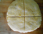 5、蓝莓Galette ,面团切成4等份，取一块团成球，按扁，擀开约2－3毫米