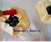 7、蓝莓Galette ,烤盘里铺锡纸，面皮放在上面，馅料倒在中间，边缘朝里叠成褶子
