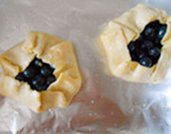 9、蓝莓Galette ,取出，给面皮刷点水，撒一层砂糖