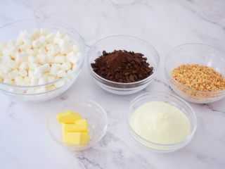 1、奥利奥牛扎糖,准备好材料