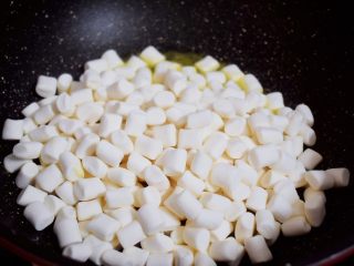 3、奥利奥牛扎糖,加入棉花糖，翻炒至棉花糖融化