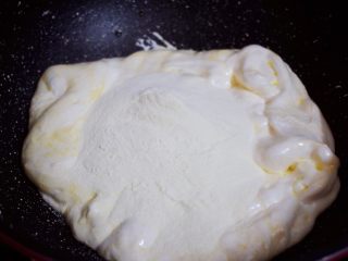 4、奥利奥牛扎糖,加入奶粉，翻炒至跟棉花糖融合