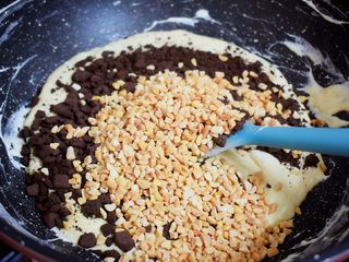 5、奥利奥牛扎糖,加入奥利奥饼干碎和花生碎