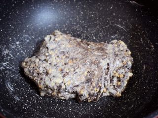 6、奥利奥牛扎糖,翻炒均匀