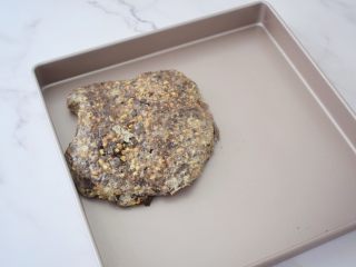 7、奥利奥牛扎糖,倒入不沾烤盘中