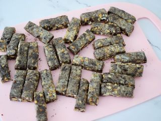 9、奥利奥牛扎糖,切成条状即可