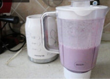 2、紫薯凉糕,将蒸好的紫薯以及除椰蓉以外的所有配料放入食品料理机打成细腻的浓浆