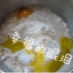 1、港式栗子包,面团的材料（除糖栗子外）混合，用揉面机揉至扩展阶段