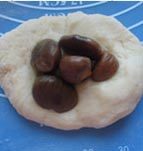 4、港式栗子包,将面团擀开翻面，包入糖栗子，封好口