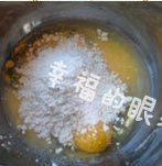 6、港式栗子包,将牛奶、黄油和白糖放入容器内煮沸