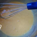 7、港式栗子包,把温水、蛋、吉士粉、面粉搅拌细滑