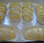 10、港式栗子包,将做好的吉士奶油放入裱糊带，挤在面团上，然后入烤箱烘烤即可