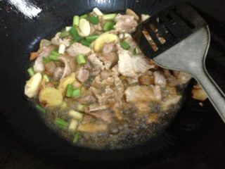 2、妈妈的味道蒸面条,油锅烧热 先将肥肉煸炒出油 下入瘦肉煸炒 烹入葱姜蒜 一点生抽 然后盛出备用