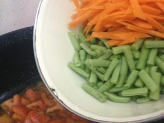 3、妈妈的味道蒸面条,用锅内的油炒西红柿 再放入豆角胡萝卜