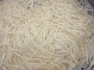 5、妈妈的味道蒸面条,面条炒菜前先蒸10分左右