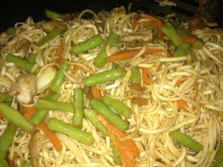 6、妈妈的味道蒸面条,将蒸好的面条倒入炒锅中与菜拌匀 如果喜欢吃有筋道的面条 就这时候直接在炒锅里焖 小火焖十分钟左右