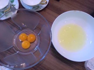 1、奶油蛋糕,鸡蛋蛋白白黄分开