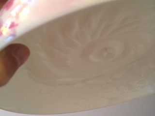 2、奶油蛋糕,蛋白分3次加细砂糖打发至拿起来倒着也不流即可