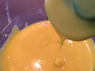 3、奶油蛋糕,蛋黄打散加细砂糖搅拌均匀加牛奶搅拌加玉米油、加过塞面粉搅拌均匀备用