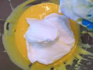 4、奶油蛋糕,打发的蛋清分3次加入蛋黄中上下搅拌均匀