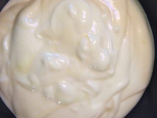 5、奶油蛋糕,烤箱170度预热，入模具，在桌子上蹲几下把气泡蹲出来即可