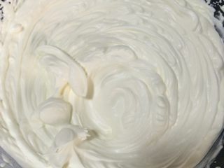 7、奶油蛋糕,淡奶油打发备用