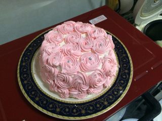 11、奶油蛋糕,如图点缀下食用珠子即可