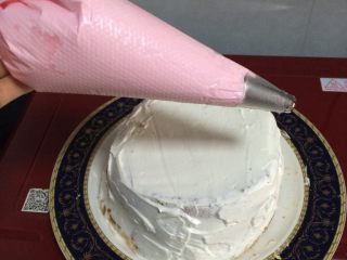 10、奶油蛋糕,如图开始裱花