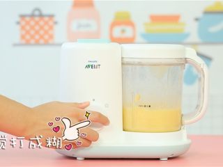 1、奶香玉米擦擦饼,玉米粒放入辅食机中，加入配方奶搅打均匀。