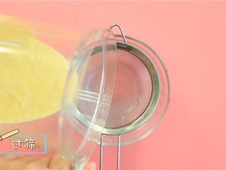 2、奶香玉米擦擦饼,过筛取汁，虑去玉米渣。