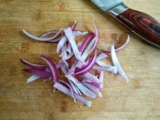 4、时蔬吐司盏――美味健康餐,洋葱切条。