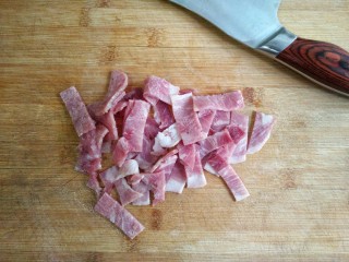 5、时蔬吐司盏――美味健康餐,培根切小块。