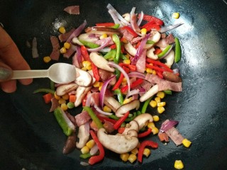 8、时蔬吐司盏――美味健康餐,加入适量盐和鸡精调味。