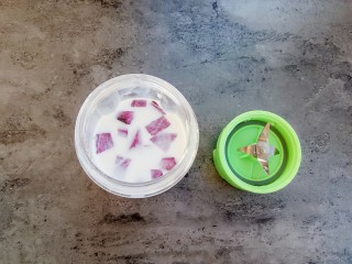 3、紫薯奶香发糕,将紫薯和牛奶一起放入料理杯中