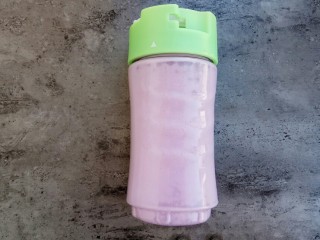 4、紫薯奶香发糕,打成细腻的紫薯牛奶