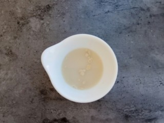 6、紫薯奶香发糕,酵母用温水化开