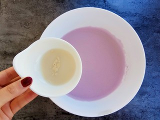 7、紫薯奶香发糕,化开的酵母水倒入紫薯牛奶中