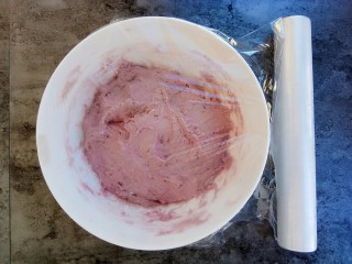 11、紫薯奶香发糕,盖上保鲜膜放在温暖的地方进行发酵