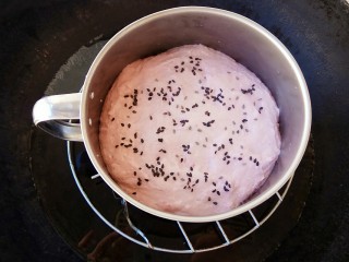 17、紫薯奶香发糕,冷水放入锅中,大火蒸25分钟