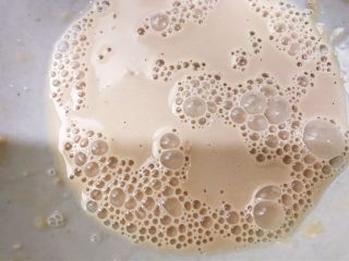 1、椰香黄金糕,碗里加入酵母和温水搅拌均匀