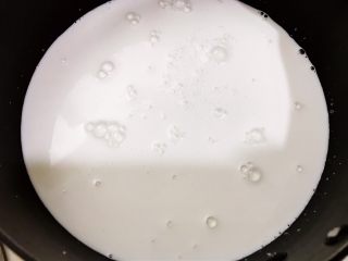 3、椰香黄金糕,奶锅里加入椰浆