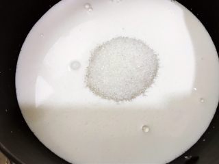 4、椰香黄金糕,加入130克白糖