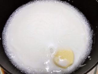 5、椰香黄金糕,煮开后离火加入黄油,搅拌至黄油融化