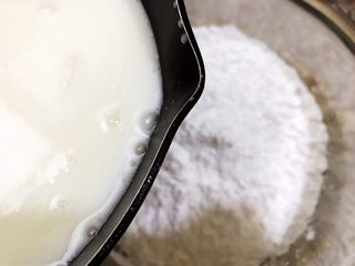 6、椰香黄金糕,把椰浆倒入木薯粉里