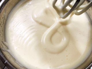 10、椰香黄金糕,打发至能写个8字不容易消失即可