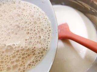 11、椰香黄金糕,酵母水倒入晾凉的木薯糊里搅拌均匀