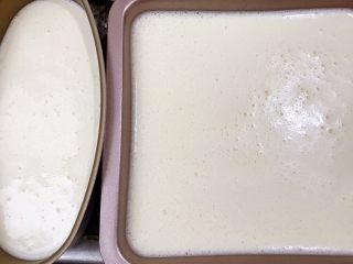 14、椰香黄金糕,一发完成,倒入不粘烤盘里进行二发30度60分钟,二发不用再搅拌了