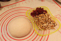 1、法式全麦软欧,除核桃蔓越莓，其他料放入机器揉（面包机一个揉面程序；厨师机2档10分钟）。