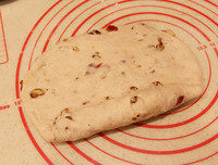 3、法式全麦软欧,面团擀成椭圆形，从靠近自己一边向上卷。